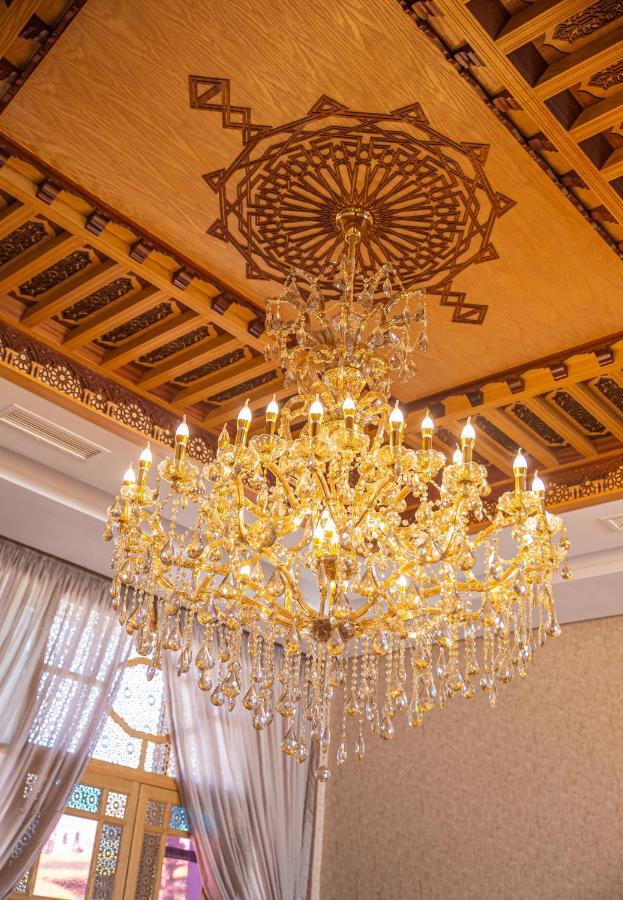 Waves Aqua Resort Κενίτρα Εξωτερικό φωτογραφία A chandelier