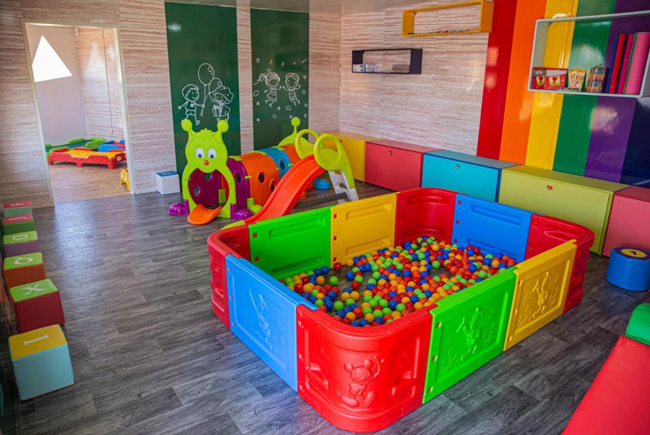 Waves Aqua Resort Κενίτρα Εξωτερικό φωτογραφία A ball pit
